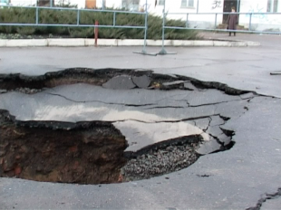 «Бездна» в центре города, или как можно угодить под землю рядом с городской администрацией 