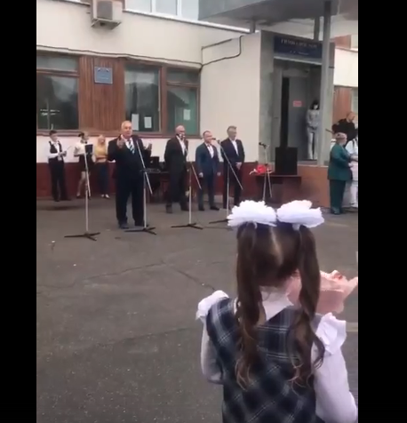 Директор гимназии №19 поругал депутатов за равнодушие