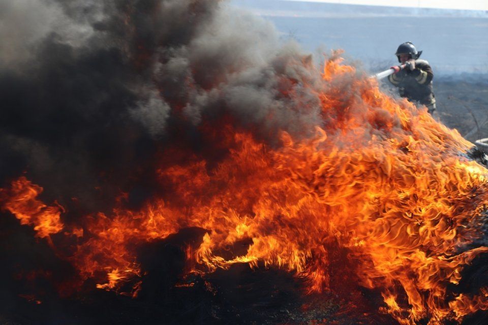 Из-за поджога сухой травы под Нарышкино сгорела дача