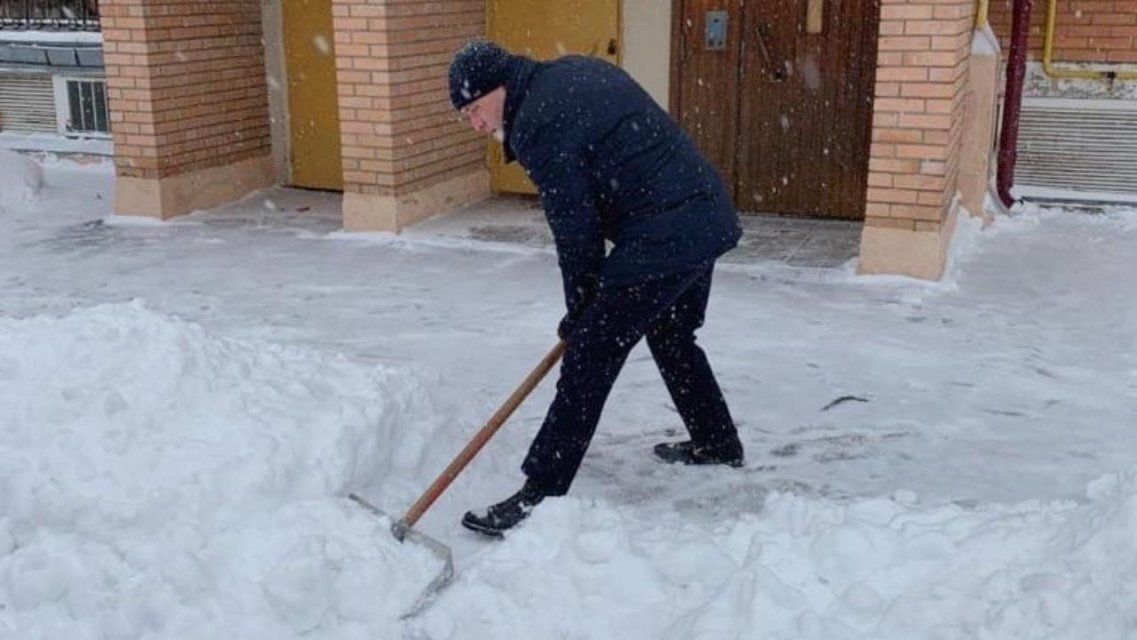 Мэр Юрий Парахин посоветовал орловчанам самостоятельно убирать снег