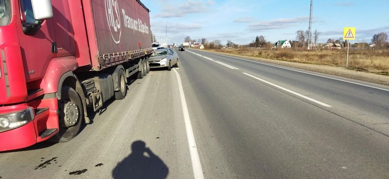 На трассе под Орлом «Лада» протаранила припаркованную фуру 