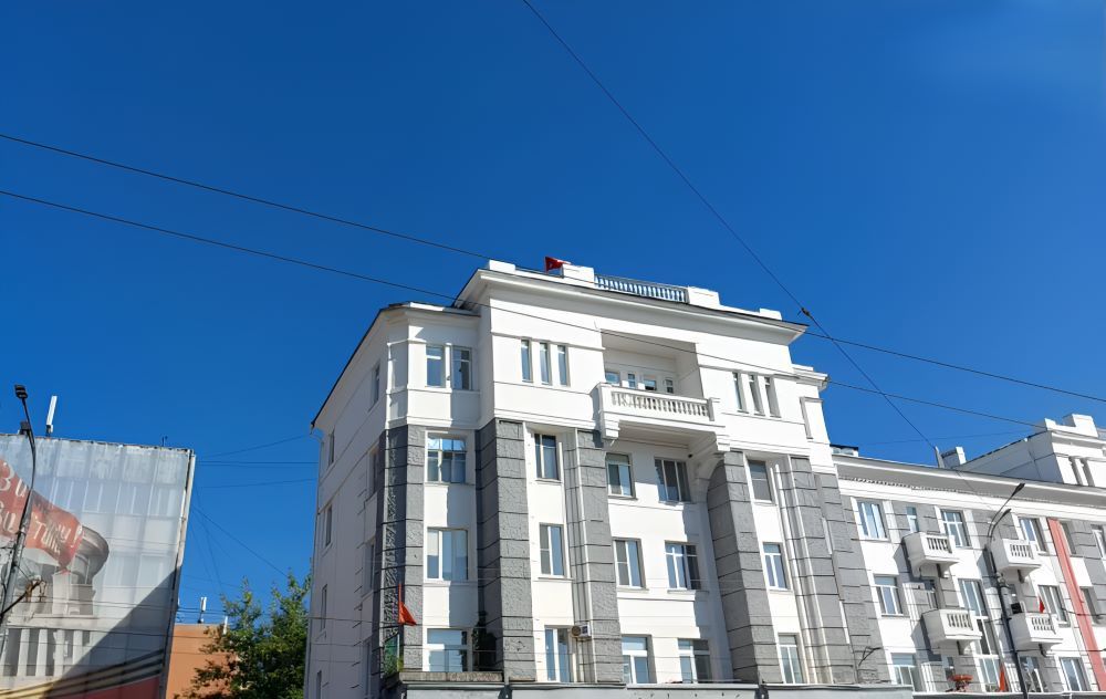 В центре Орла подняли дубликат Красного Знамени