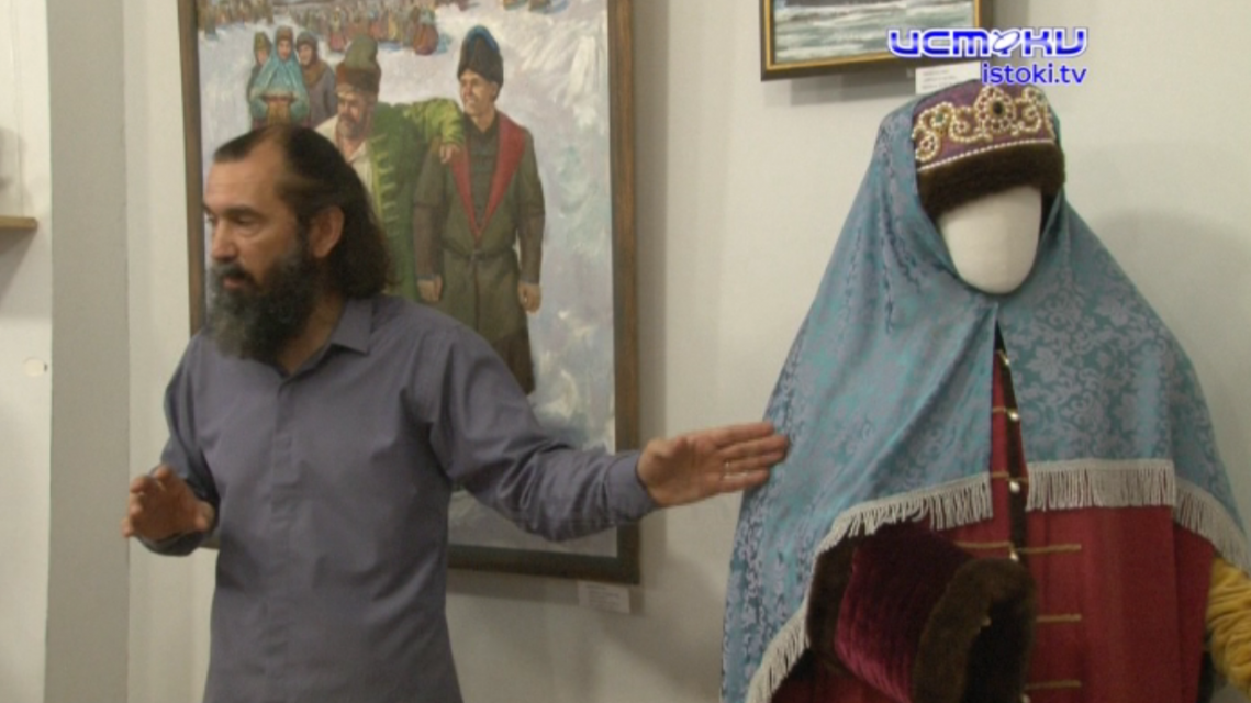 В краеведческом музее можно наглядно увидеть, как одевались орловчане в 16 и 17 веках. Там работает выставка «Эскиз к проекту «Орёл времён минувших…»