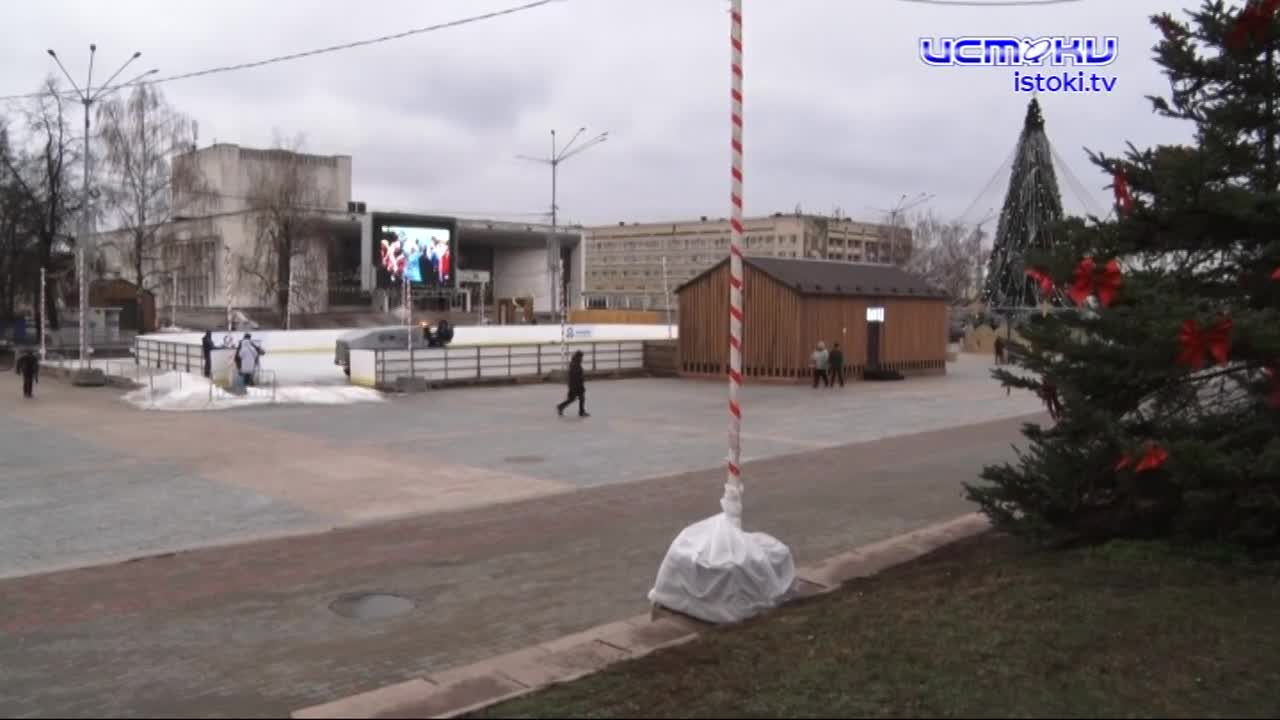 Катку на площади Ленина в Орле в этом году непросто.