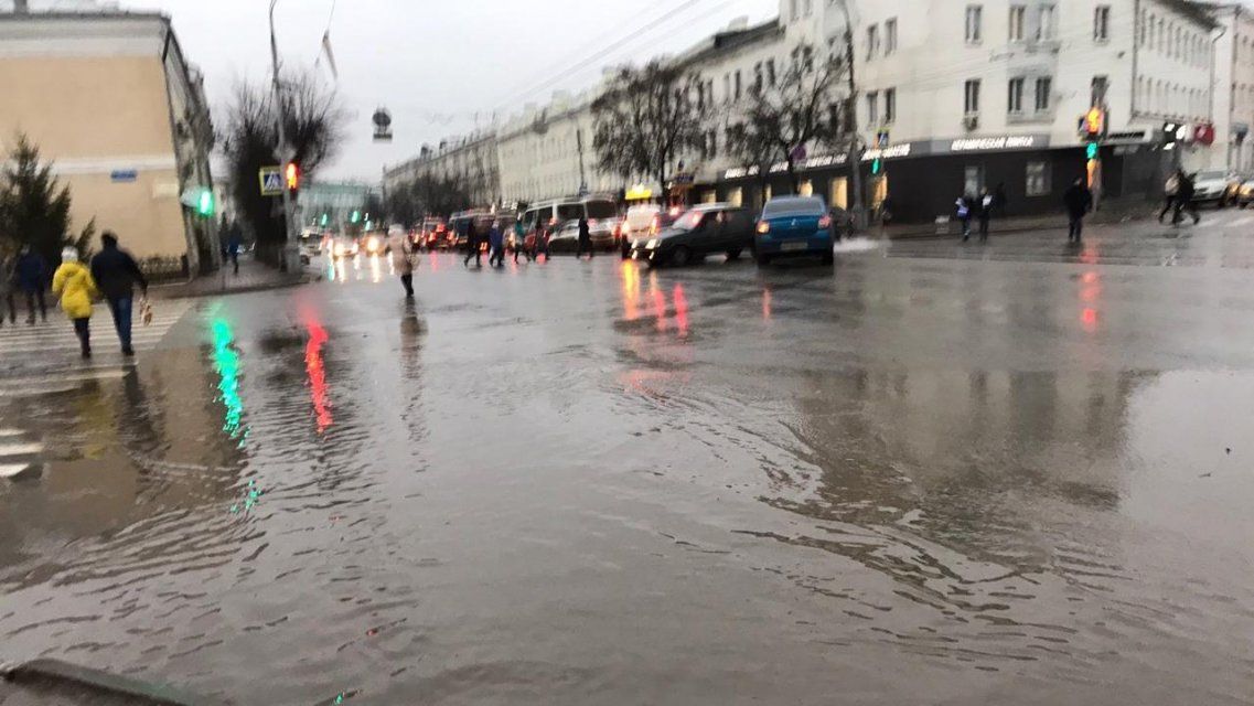 Только вплавь: в Орле зебра в районе сквера Ермолова стала труднодоступной для пешеходов