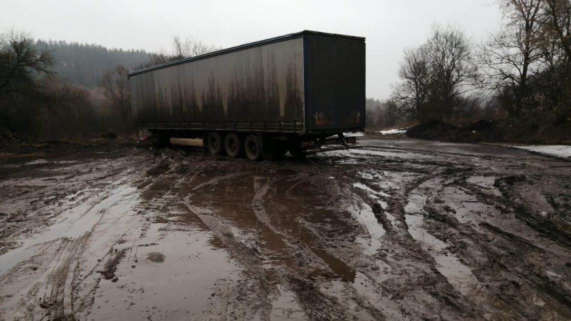 На Орловщине фура заблокировала единственную дорогу между населенными пунктами