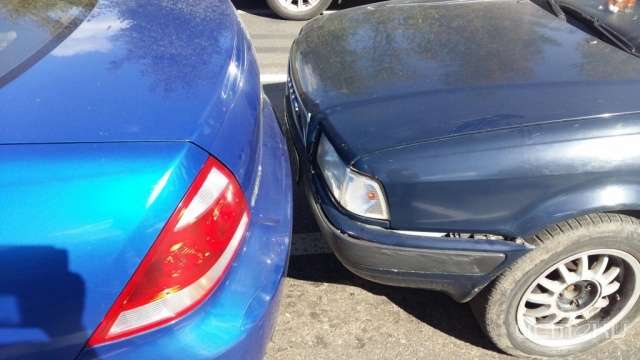 В Орле в результате обгона столкнулись три автомобиля, один из которых перевернулся