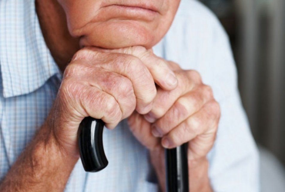 Орловчанка «помогла» пенсионеру, лишив его денег