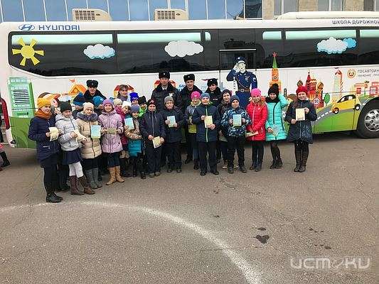 Во Мценске школьники испытали автобус, имитирующий ДТП