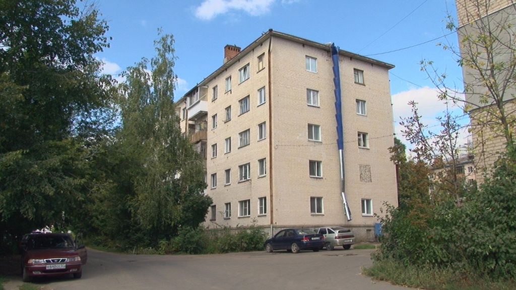 Без крыши с апреля! В орловской пятиэтажке заливает подъезды и квартиры