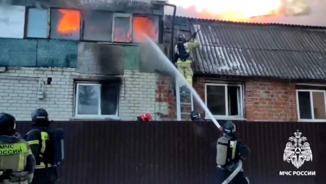 Сотрудники МЧС России работают на пожаре в Орле 