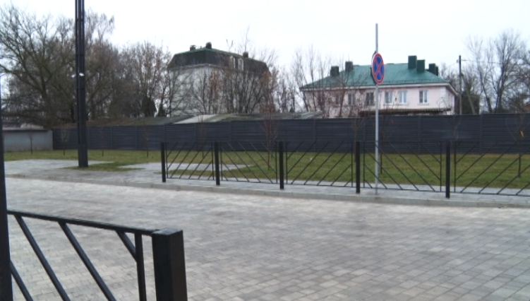 Блеск и нищета нашего города. Многомиллионный ремонт площади Жукова завершен. За темным забором остались неприглядные дома с их жильцами