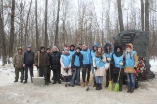Молодежь Орловщины очистила воинский мемориал от снега
