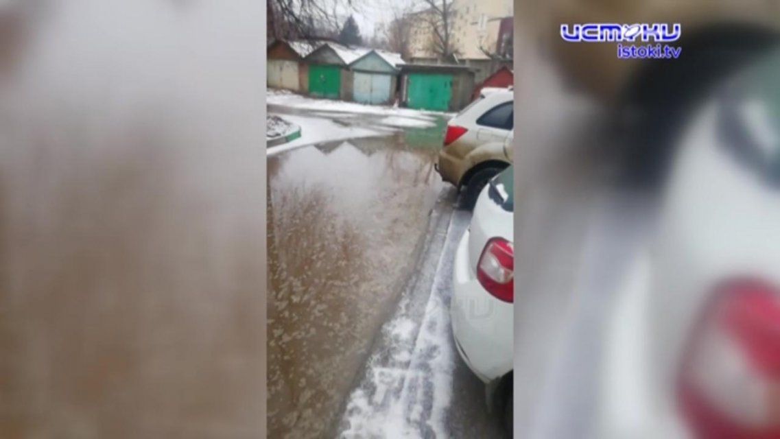 Видео: орловчане стали заложниками собственного двора