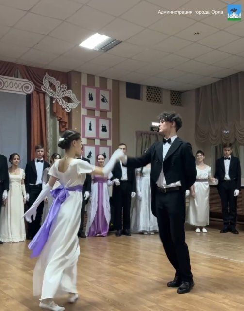 В Орле ученики школы №20 погрузились в торжественную атмосферу XIX века 