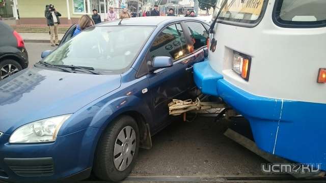 Столкновение автомобиля и трамвая на 1-й Посадской 