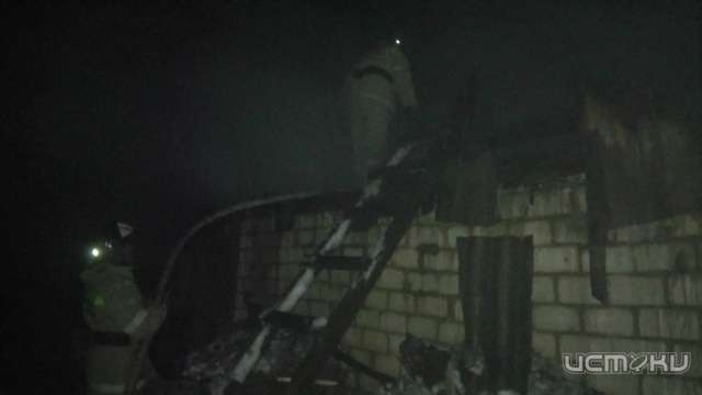 В Глазуновском районе горела хозпостройка