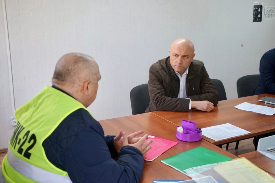 Мэр Орла Парахин вышел в прямой эфир с Красного моста, где провел встречу с новым подрядчиком