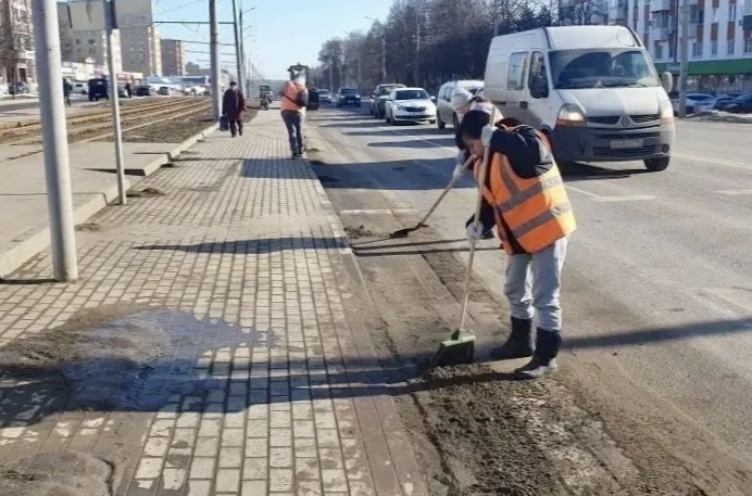 Орловская мэрия демонстрирует фотографии как убирают Орел. 