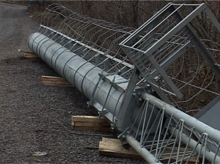 Живой цепью против вышки сотовой связи 