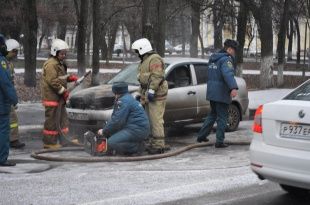 В Орле напротив здания МЧС загорелся автомобиль