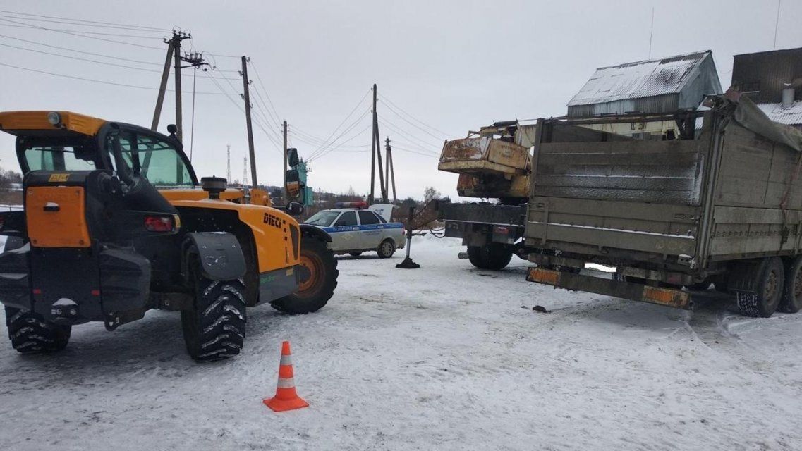 Погрузчик наехал на пешехода в одном из сел на Орловщине