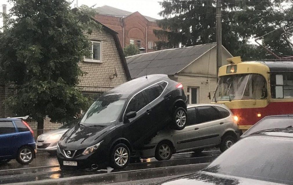 Удивительное рядом: в Орле легковушка «нырнула» под внедорожник