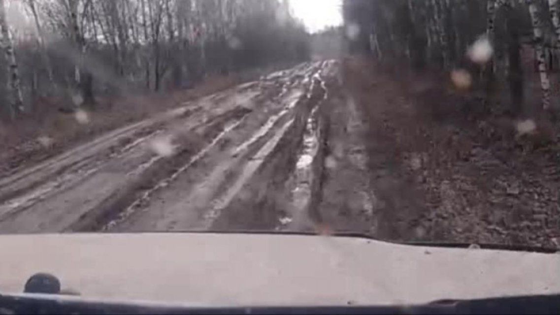 Жителям Урицкого района приходится прорываться домой по «жидкому асфальту»