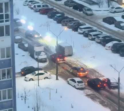 Новый выезд из микрорайона Зареченский (Алроса) добавил некоторым жильцам проблем