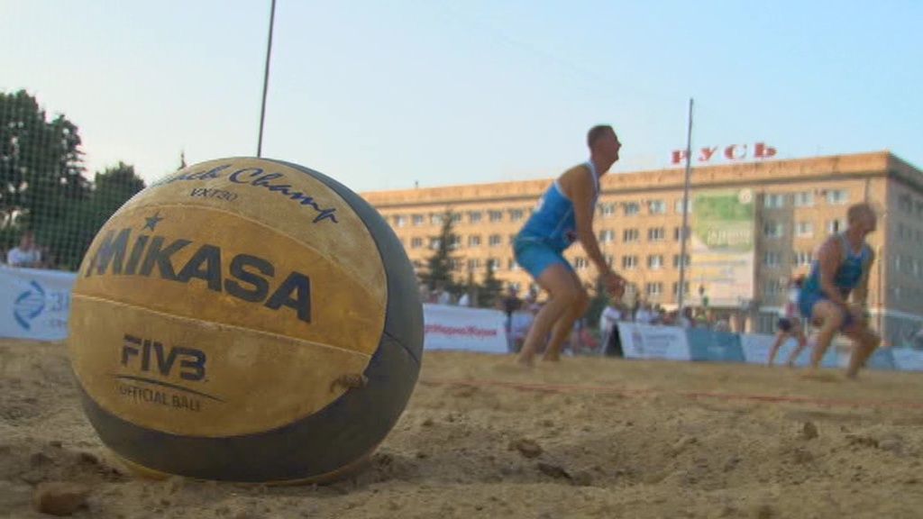 Как орловчане реагируют на пляжный волейбол в центре города