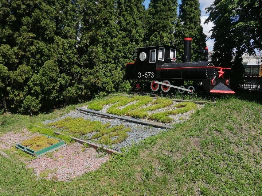 На вокзале Орла установлен новый арт-объект с макетом паровоза и «цветочным календарем»