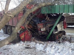 На Колхозной большегруз с песком влетел в остановку общественного транспорта