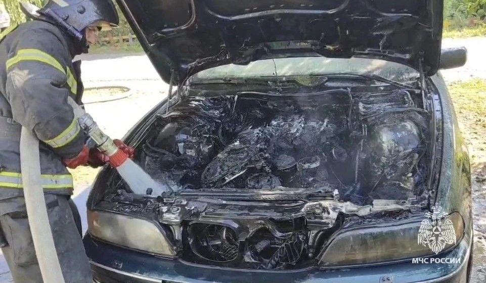 В Орле на 1‑й Пушкарной загорелся припаркованный автомобиль