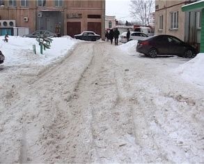 Такого количества жалоб на неубранный снег не было давно. Городские чиновники наконец-то выяснили кто у них за что отвечает