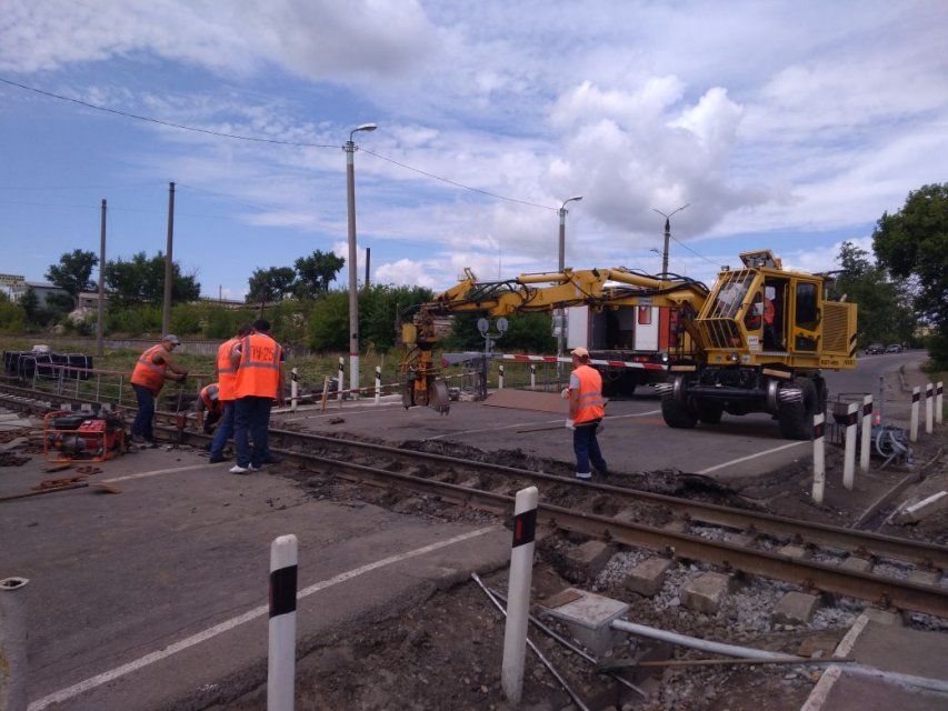 В Орловской и Курской областях приступили к ремонту переездов