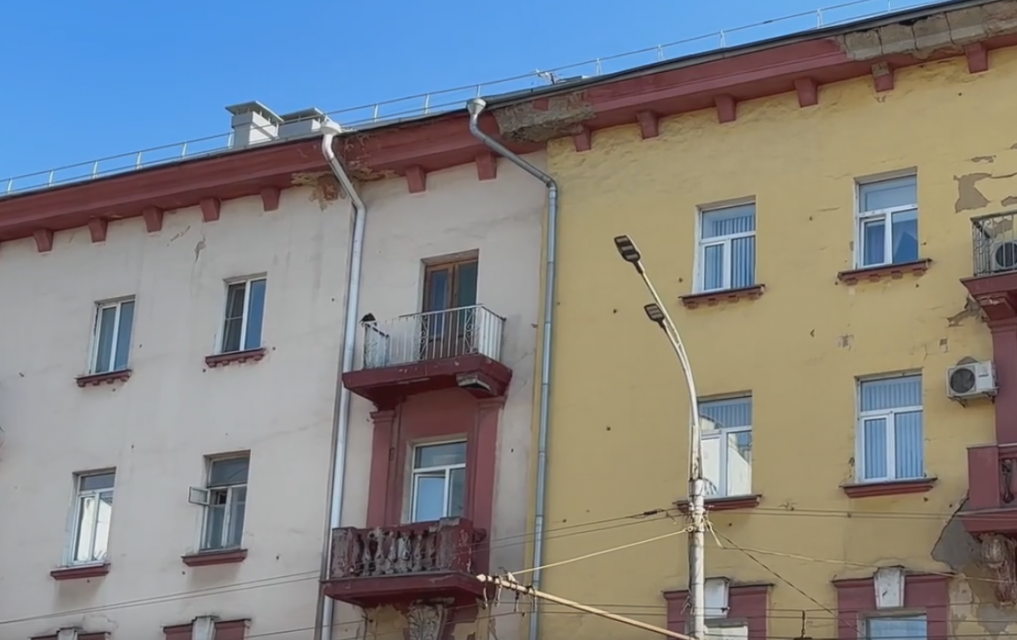 Красить фасад здания в центре Орла желающих почему-то нет.