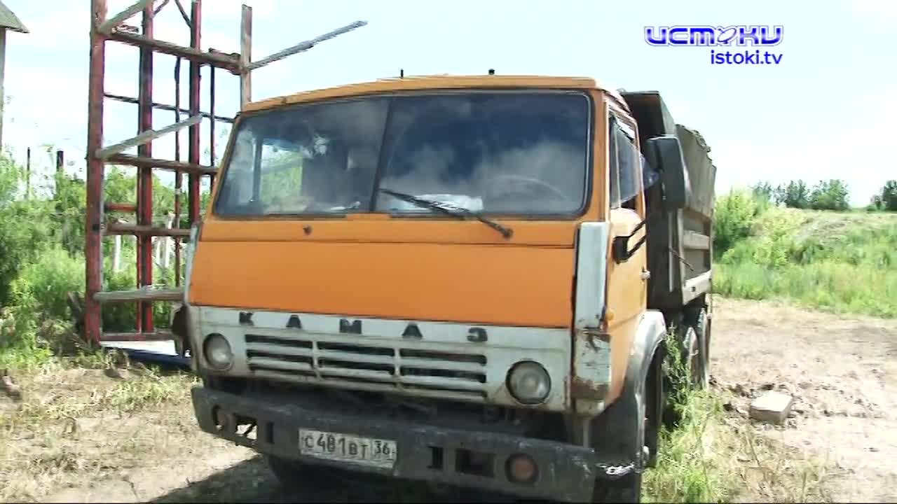 В Лужках предприниматель заставил лужайку списанной техникой. Из-за этого жители не могут там построить футбольное поле