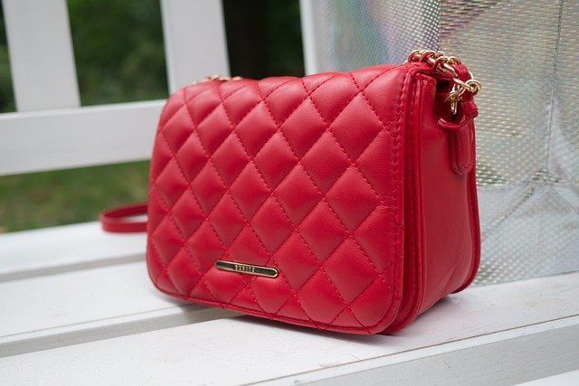 Орловчанка обокрала женщину в примерочной