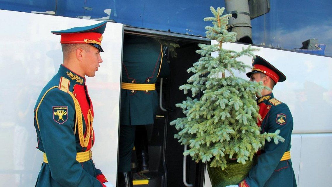 Орловские ели в столице: Клычков сделал подарок Преображенскому полку