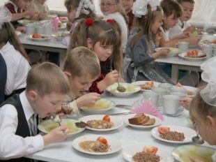 Школьникам сокращали рацион