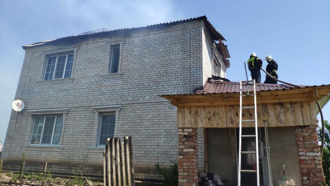 Под Орлом огонь едва не уничтожил дом с конюшней 