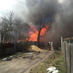 Из-за взрыва склада пиротехники горят сразу несколько домов