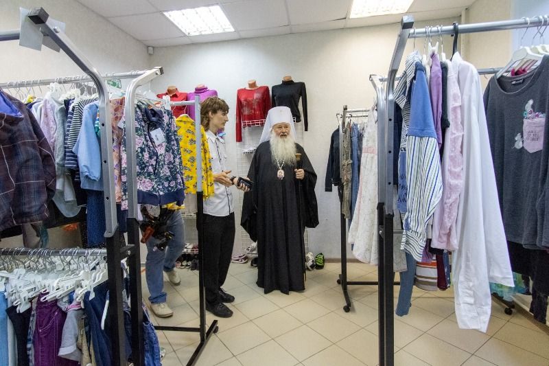 Митрополит Тихон принял участие в открытии Свято-Троицкого центра нужных вещей «В добрые руки» в Орле
