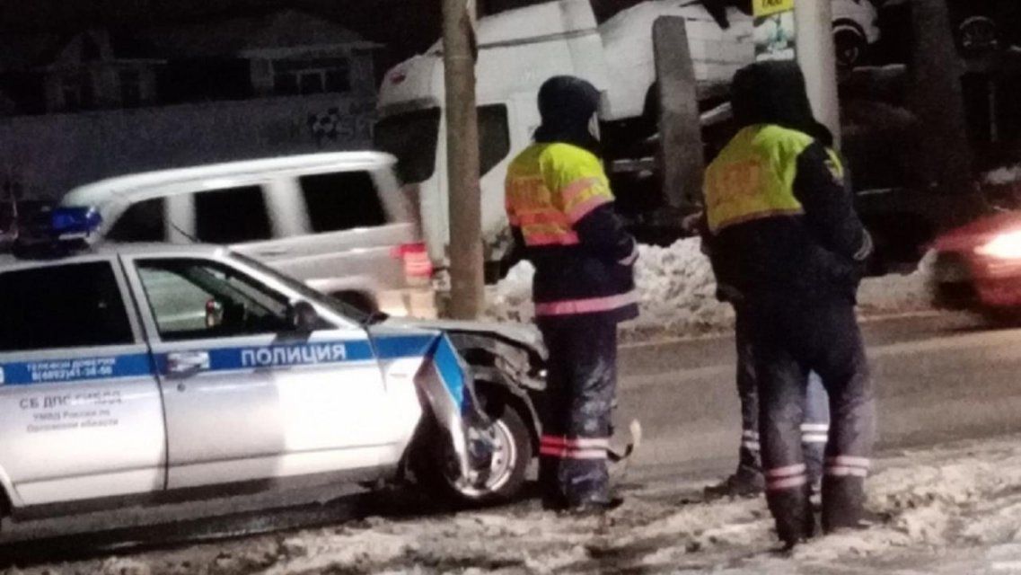 Таксист устроил ДТП в Орле, не пропустив на перекрестке инспекторов ДПС