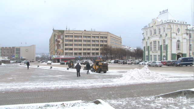 В уборке заснеженного Орла задействовано более 20 единиц техники