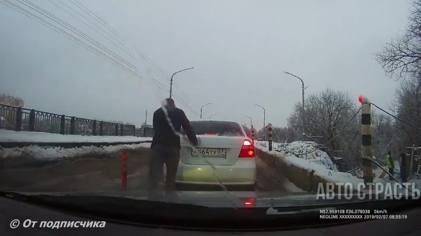 Ямы достигли апогея: на мосту Дружбы орловчанам приходится выталкивать машины