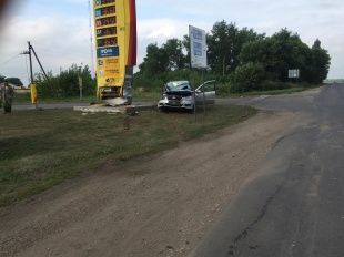 Под Орлом иномарка врезалась в табло АЗС