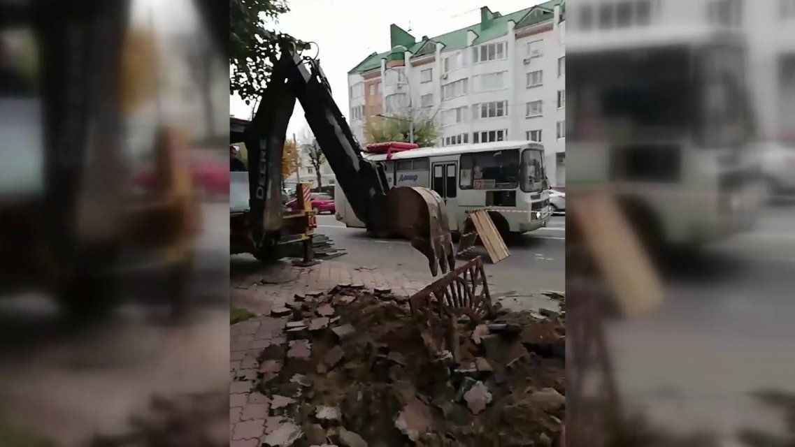 «Ковш работает чуть ли не по ногам»: активист возмущен ремонтом тротуаров в Орле