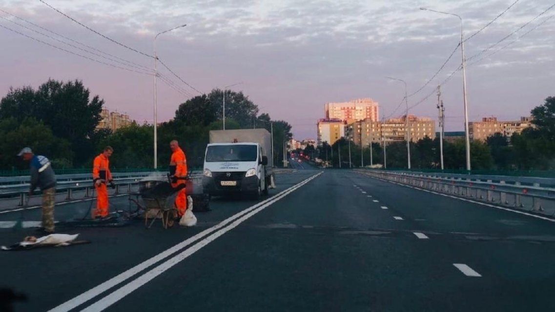 Фотофакт: в Орле по гарантии уже латают ямы на мосту Дружбы