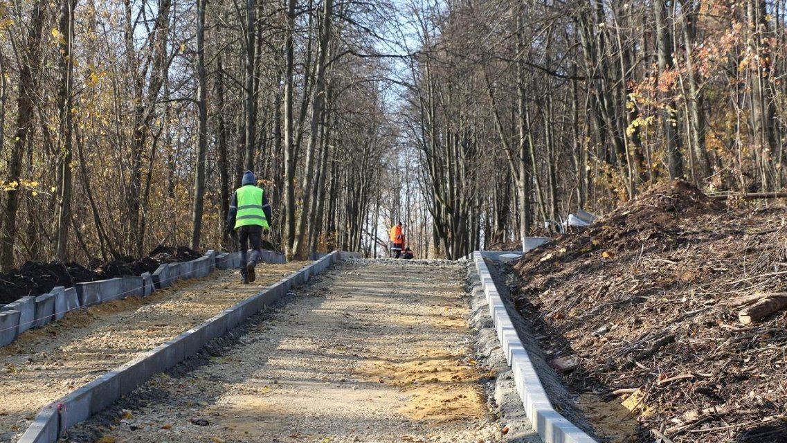 Из орловского парка Победы вывозят 30–40 КамАЗов мусора в день